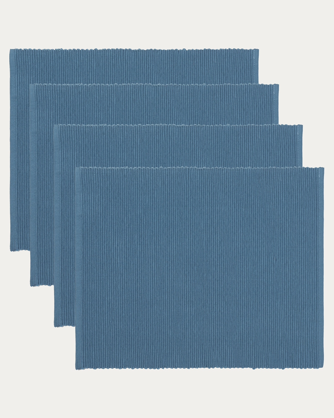 Produktbild djup havsblå UNI bordstablett av mjuk bomull i ribbad kvalité från LINUM DESIGN. Storlek 35x46 cm och säljs i 4-pack.