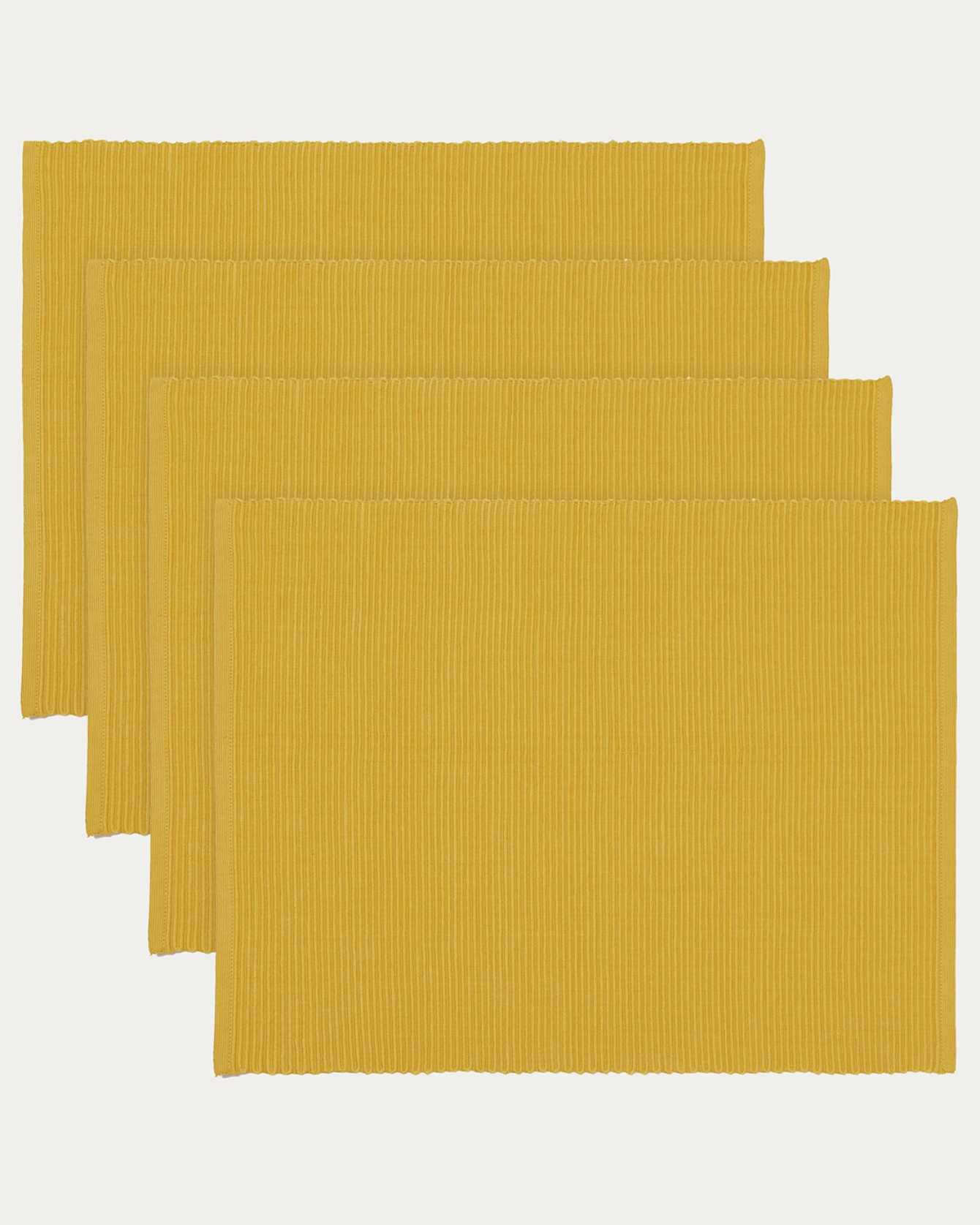 Image du produit set de table UNI jaune moutarde en coton doux de qualité côtelée de LINUM DESIGN. Taille 35 x 46 cm et vendu en lot de 4.