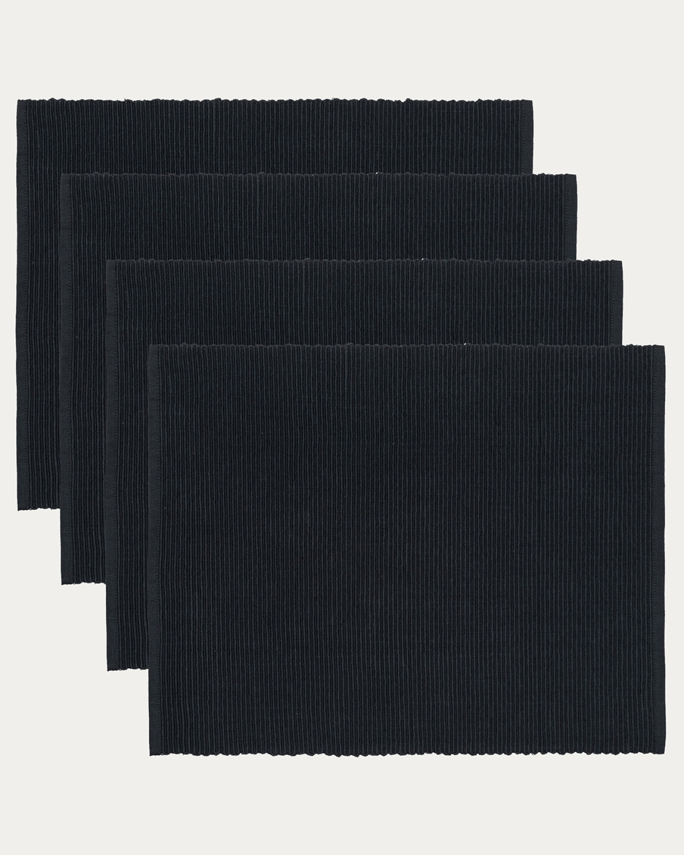 Produktbild svart UNI bordstablett av mjuk bomull i ribbad kvalité från LINUM DESIGN. Storlek 35x46 cm och säljs i 4-pack.