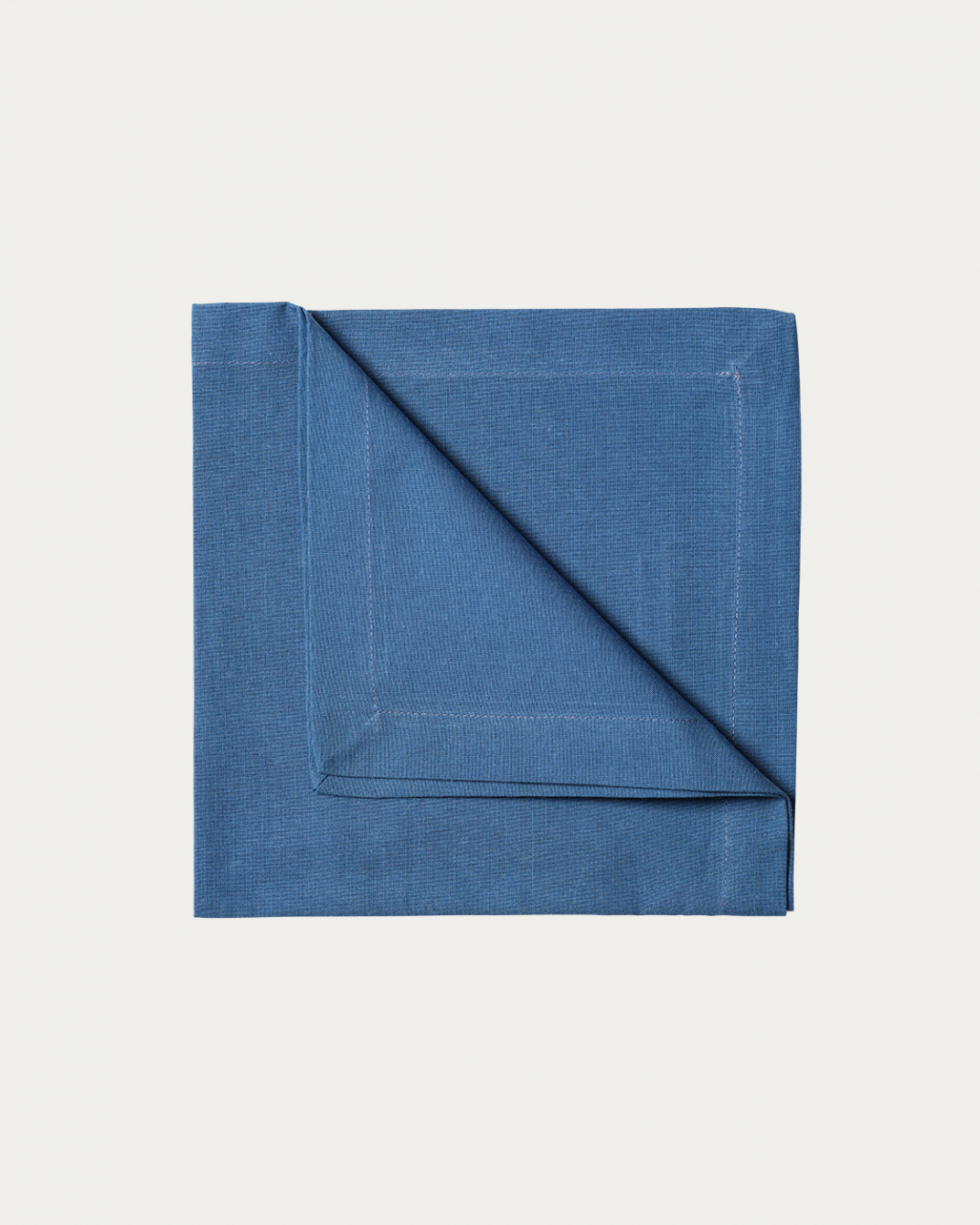 Produktbild djup havsblå ROBERT servett av mjuk bomull från LINUM DESIGN. Storlek 45x45 cm och säljs i 4 pack.