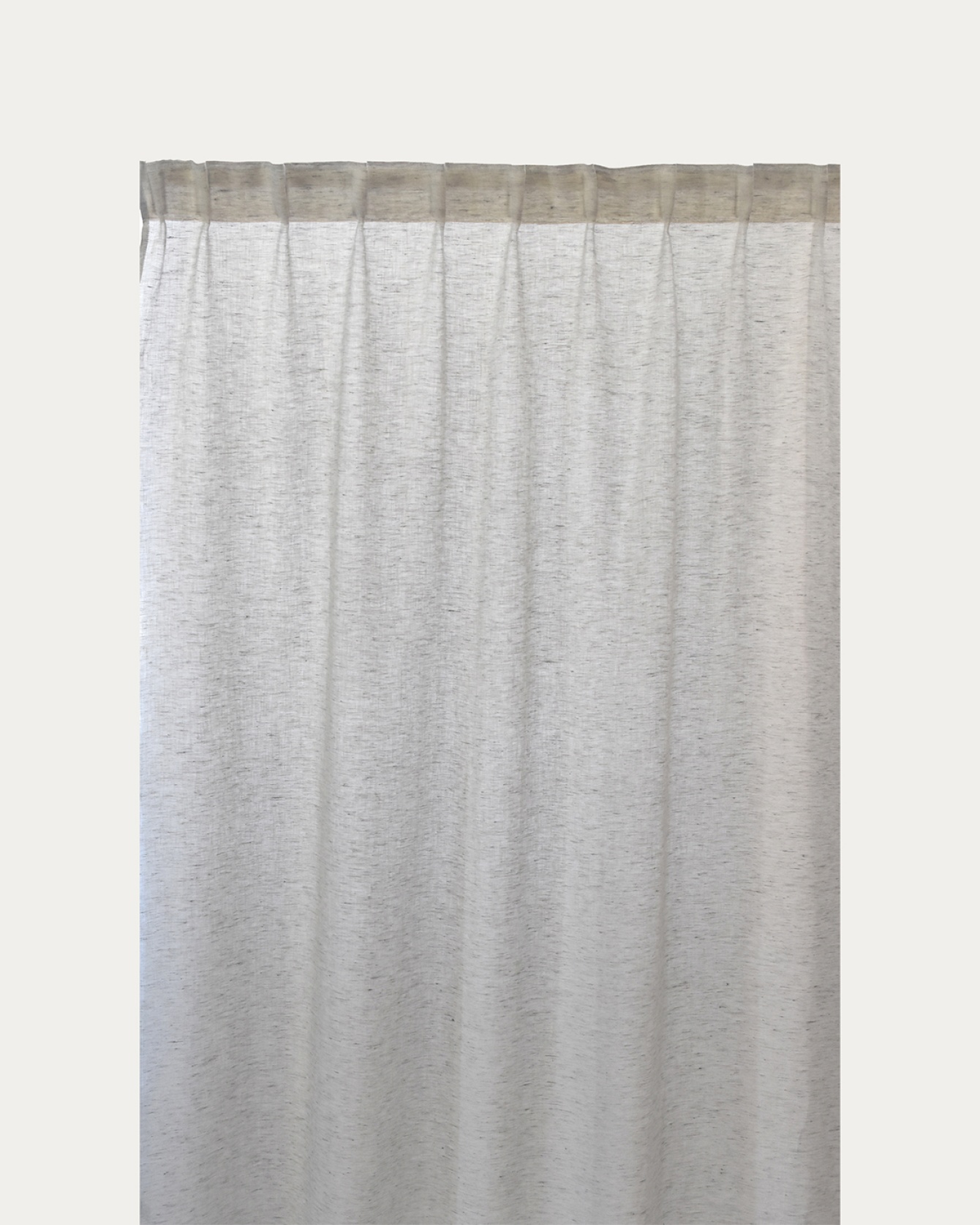 Image du produit rideau INTERMEZZO gris souris en lin transparent avec bande plissée finie de LINUM DESIGN. Taille 140 x 290 cm et vendu en lot de 2.