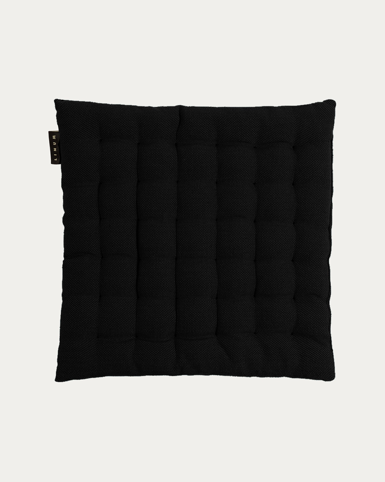 Produktbild svart PEPPER sittdyna av mjuk bomull med återvunnen polyesterfyllning från LINUM DESIGN. Storlek 40x40 cm.