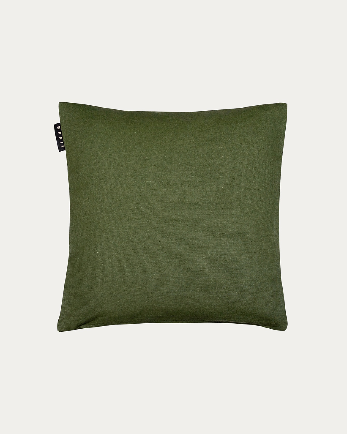Produktbild mörk olivgrön ANNABELL kuddfodral av mjuk bomull från LINUM DESIGN. Storlek 40x40 cm.