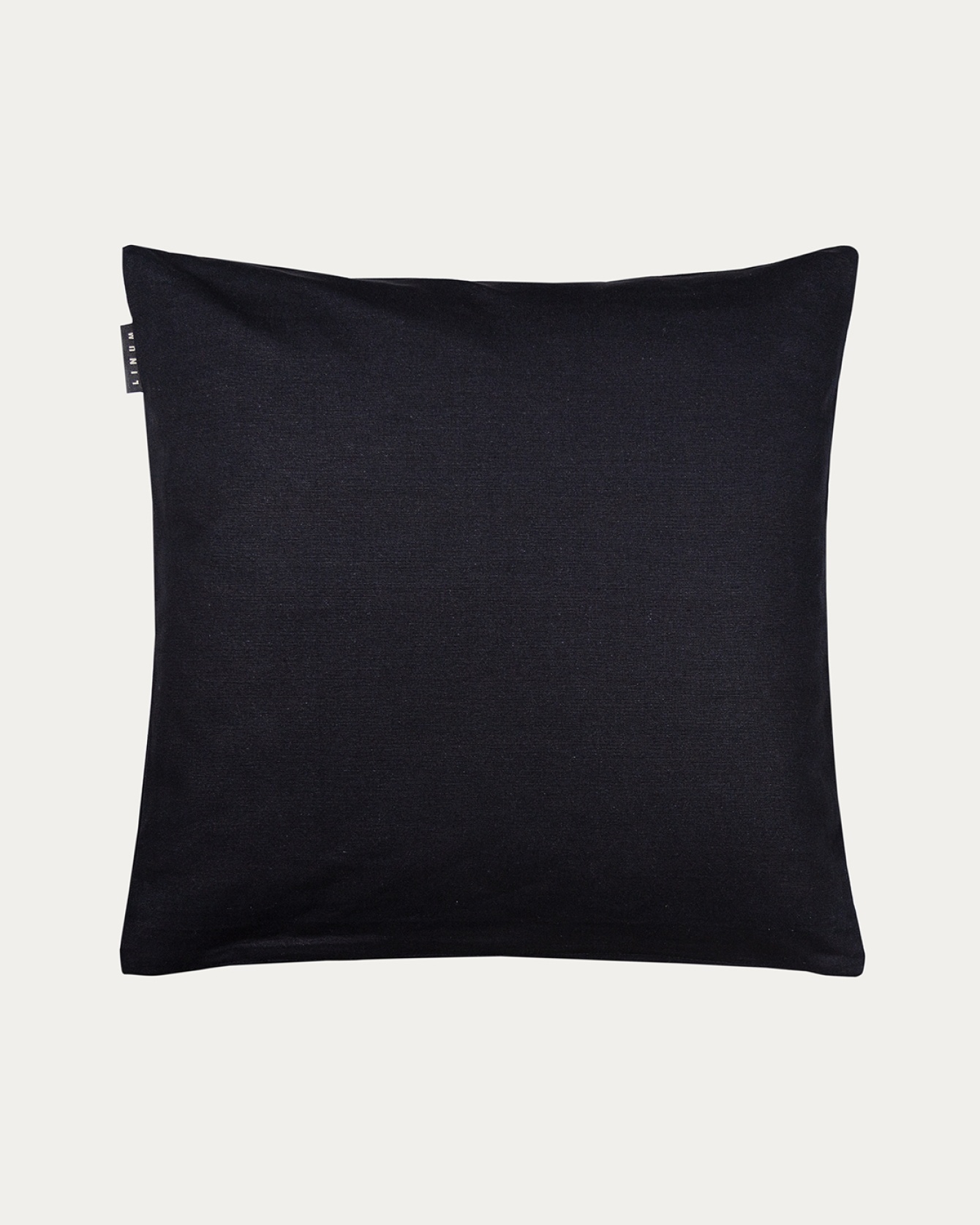 Produktbild svart ANNABELL kuddfodral av mjuk bomull från LINUM DESIGN. Storlek 50x50 cm.