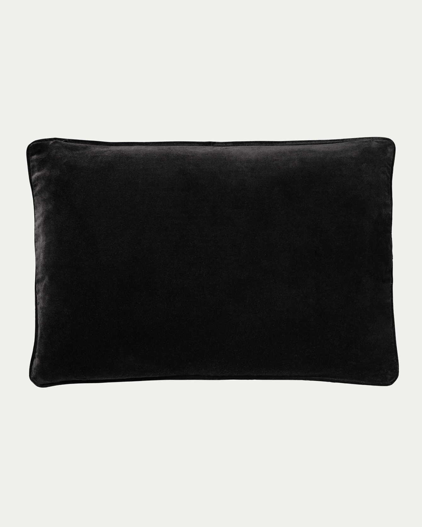 Image du produit housse de coussin PAOLO noir en doux velours de coton biologique de LINUM DESIGN. Taille 40 x 60 cm.