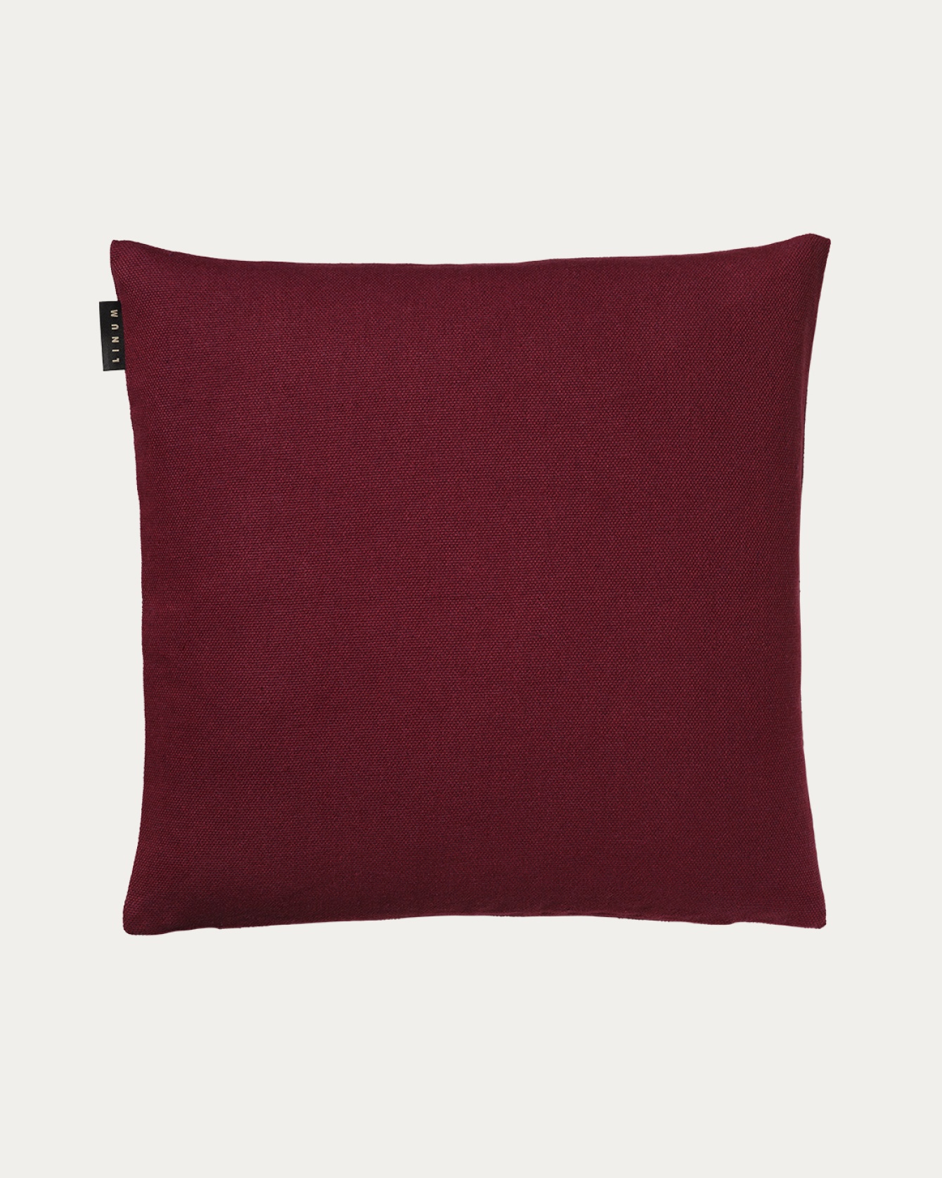 Produktbild burgunderrot PEPPER Kissenhülle aus weicher Baumwolle von LINUM DESIGN. Einfach zu waschen und langlebig für Generationen. Größe 50x50 cm.