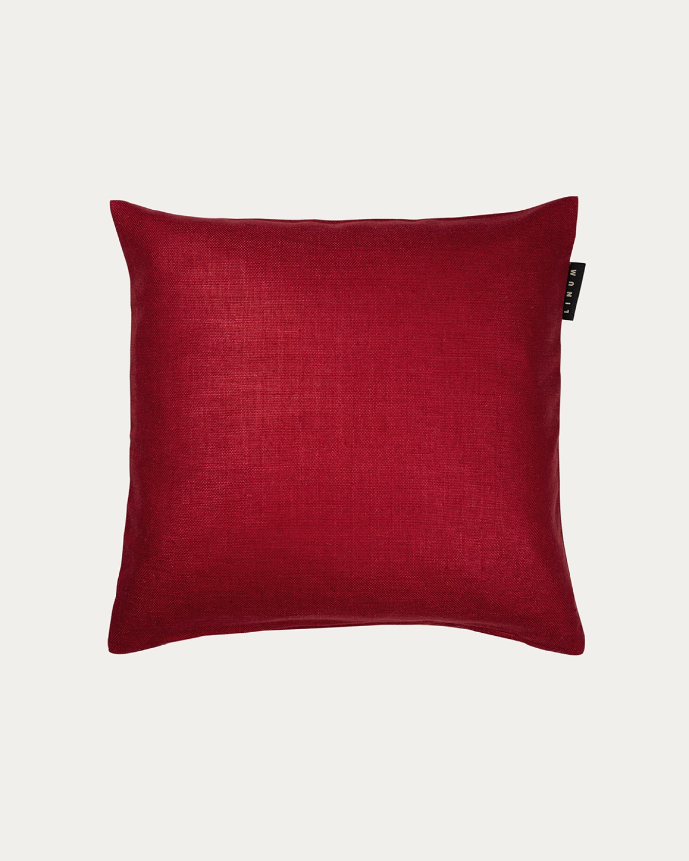 Image du produit housse de coussin SETA rouge  en 100 % soie grège qui donne un joli lustre de chez LINUM DESIGN. Taille 40 x 40 cm.