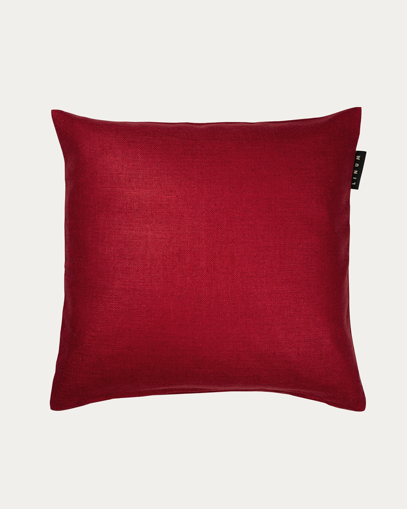 Image du produit housse de coussin SETA rouge  en 100 % soie grège qui donne un joli lustre de chez LINUM DESIGN. Taille 50 x 50 cm.