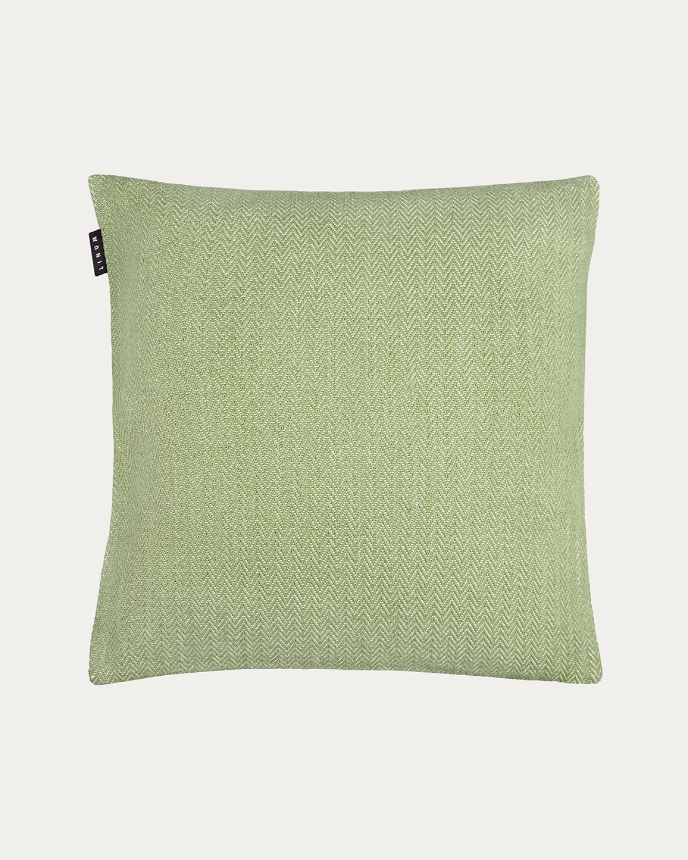 Image du produit housse de coussin SHEPARD vert mousse en coton doux avec un motif à chevrons discret de LINUM DESIGN. Taille 50 x 50 cm.