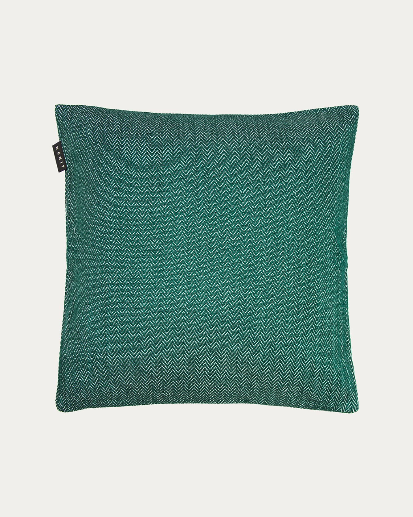Produktbild tief smaragdgrün SHEPARD Kissenhülle aus weicher Baumwolle mit dezentem Fischgrätmuster von LINUM DESIGN. Größe 50x50 cm.