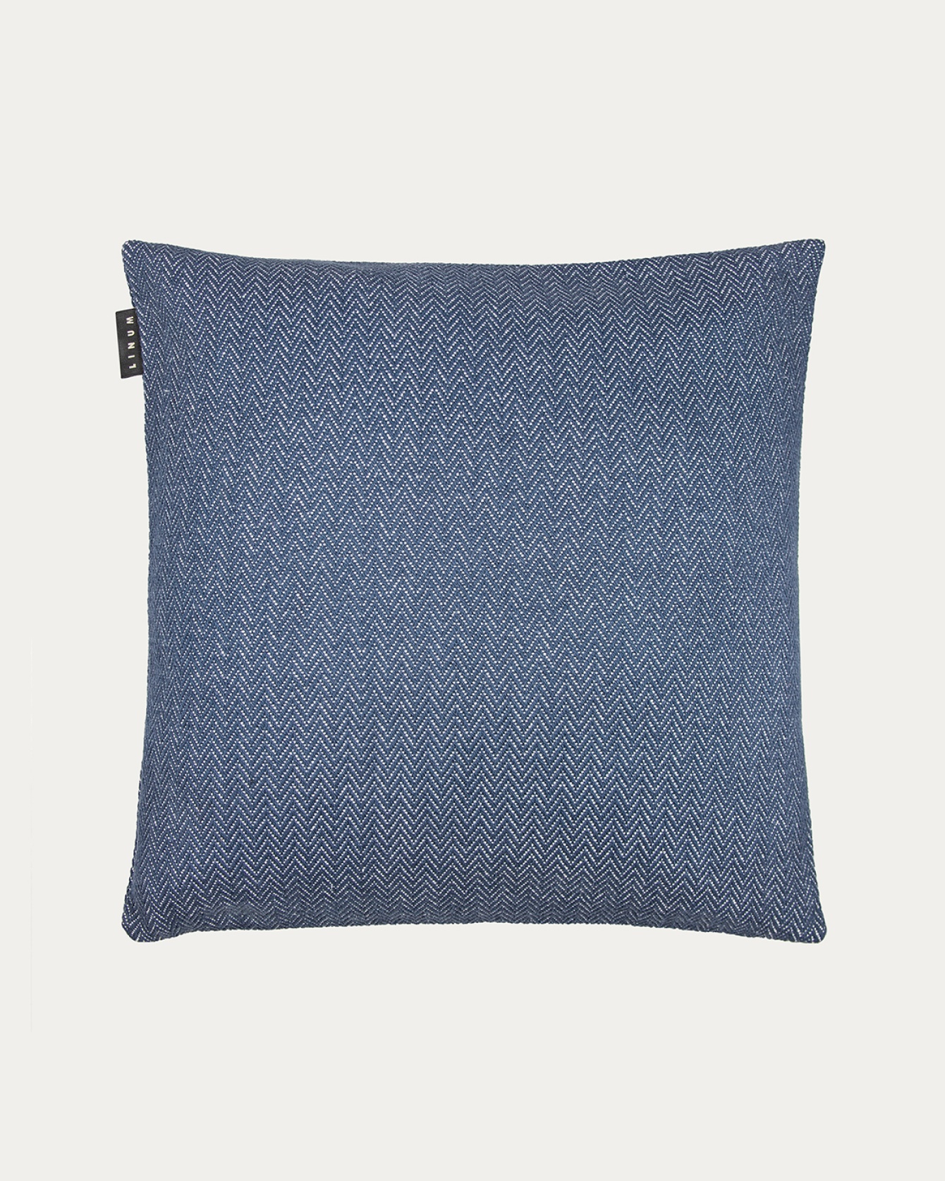 Produktbild tintenblau SHEPARD Kissenhülle aus weicher Baumwolle mit dezentem Fischgrätmuster von LINUM DESIGN. Größe 50x50 cm.