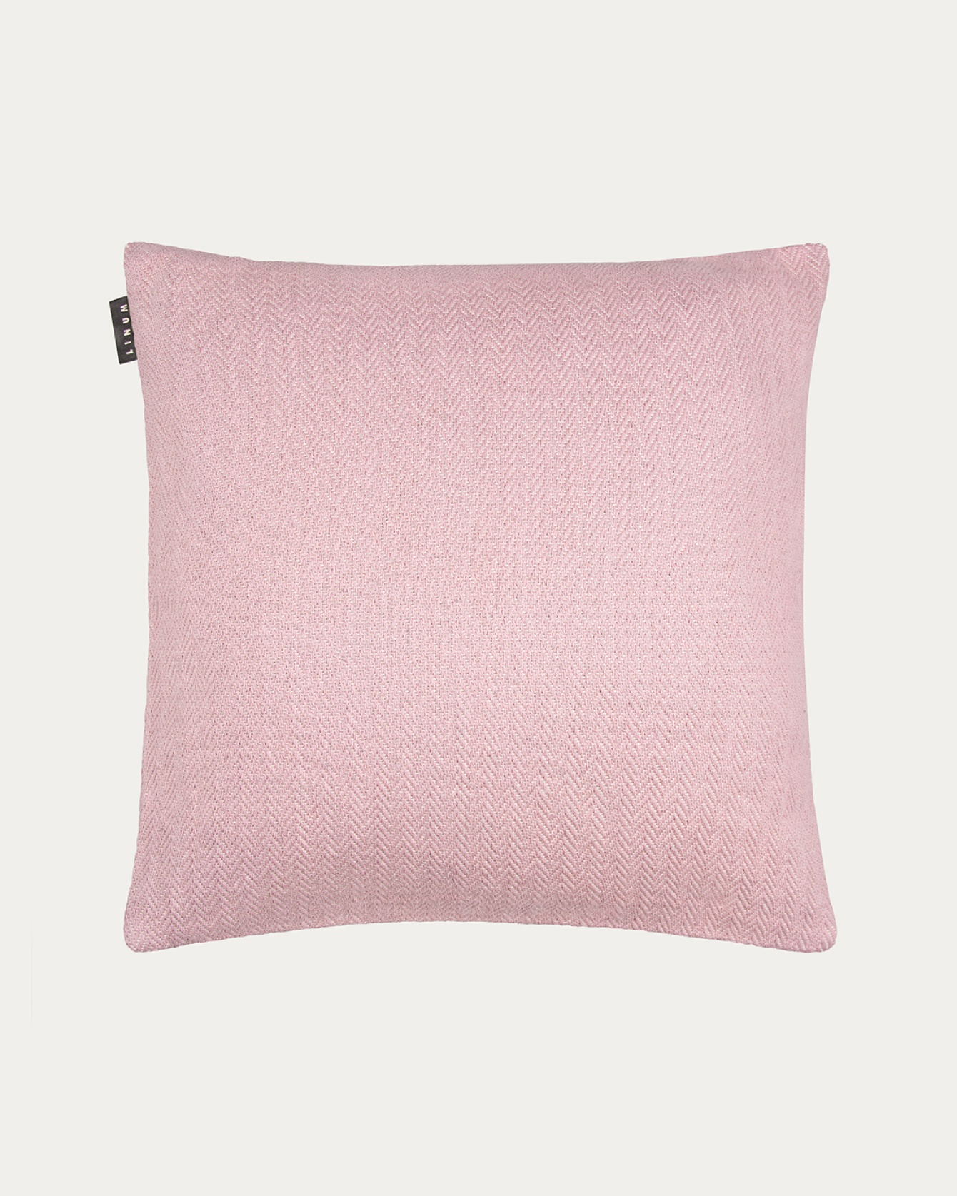 Image du produit housse de coussin SHEPARD rose poudré en coton doux avec un motif à chevrons discret de LINUM DESIGN. Taille 50 x 50 cm.