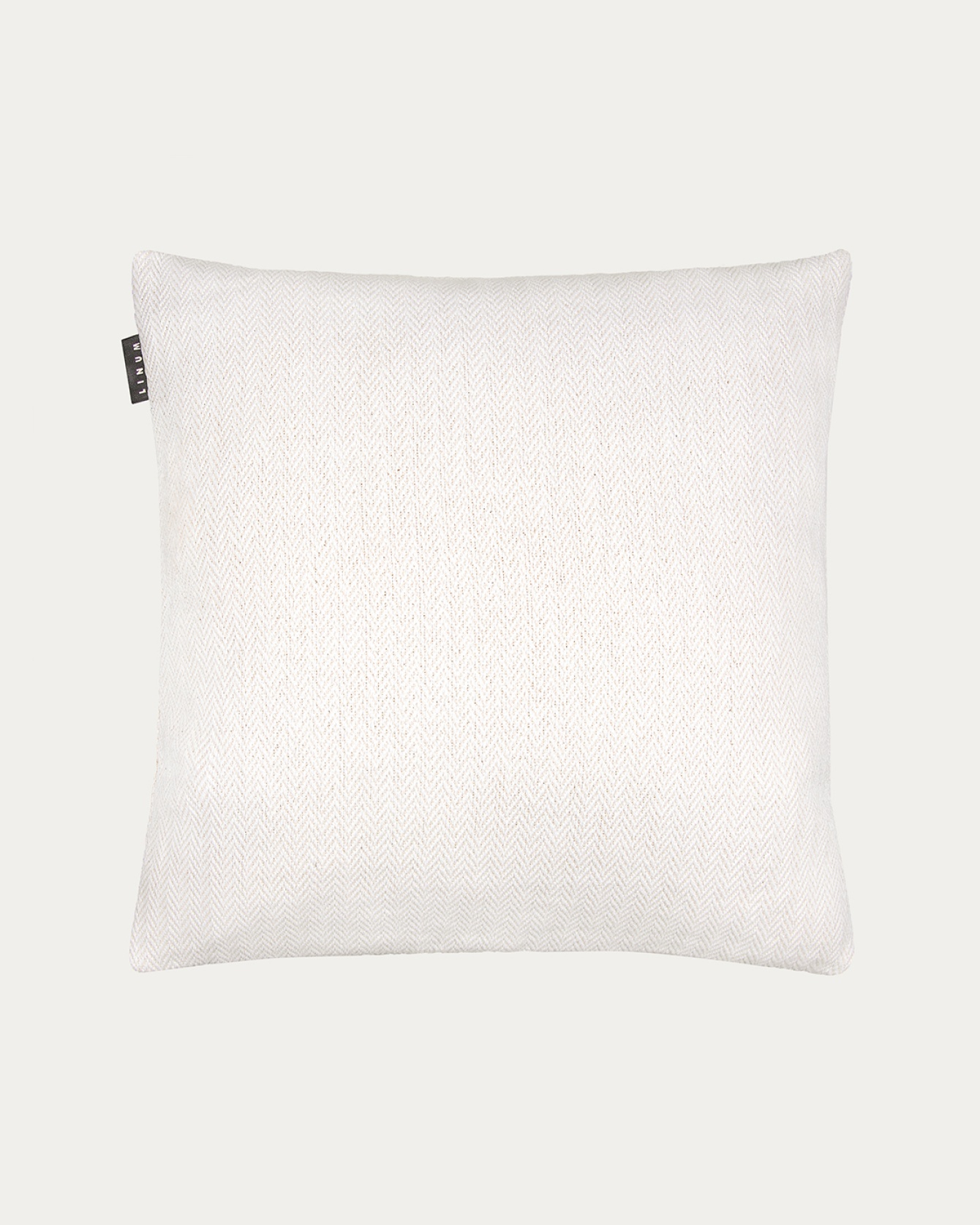 Image du produit housse de coussin SHEPARD blanc en coton doux avec un motif à chevrons discret de LINUM DESIGN. Taille 50 x 50 cm.