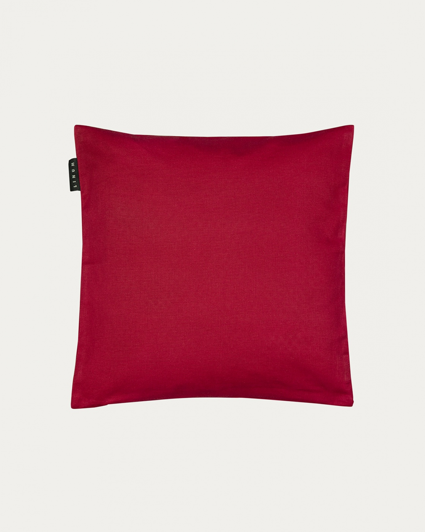 Produktbild röd ANNABELL kuddfodral av mjuk bomull från LINUM DESIGN. Storlek 40x40 cm.