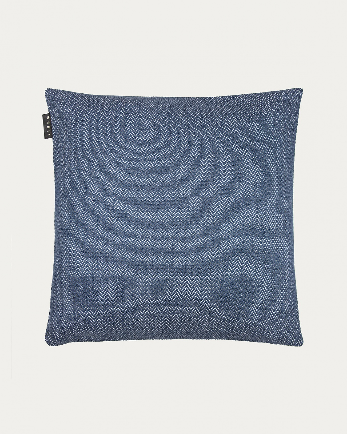 Image du produit housse de coussin SHEPARD bleu outre mer en coton doux avec un motif à chevrons discret de LINUM DESIGN. Taille 50 x 50 cm.