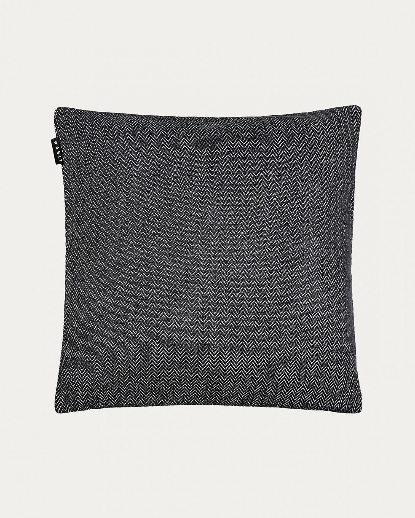 Image du produit housse de coussin SHEPARD noir en coton doux avec un motif à chevrons discret de LINUM DESIGN. Taille 50 x 50 cm.